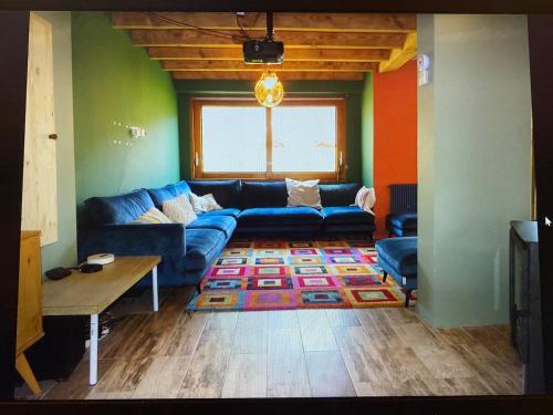 un salon avec un canapé bleu et une table dans l'établissement Seawest avec piscine à 5 min de l'océan, à Vielle-Saint-Girons