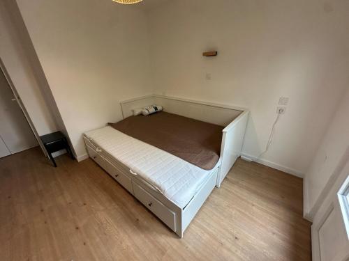 une petite chambre avec un lit dans le coin dans l'établissement Appartement tout neuf avec patio - 31, à Dax