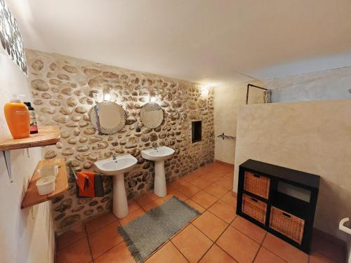 une salle de bain avec deux lavabos et deux miroirs dans l'établissement Gîtes à la ferme du Bosquet, à Saint-Didier-sous-Aubenas