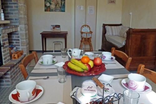 - une table avec un bol de fruits dans l'établissement Lou Caussinhol 3 épis, à Montbazens