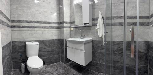Ένα μπάνιο στο Villa Dana