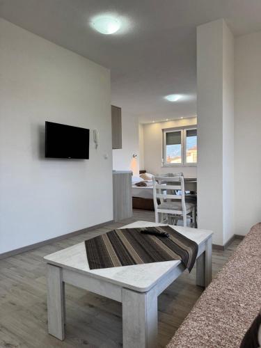 Μια τηλεόραση ή/και κέντρο ψυχαγωγίας στο Villa Dana