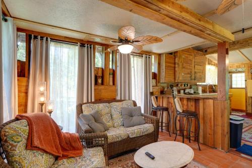 ランドオレイクスにあるGlamping-Style Cabin on 20-Acre Farm Near Lutz!のギャラリーの写真