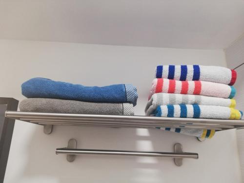 - un porte-serviettes dans la salle de bains dans l'établissement Maison de village, à Campan