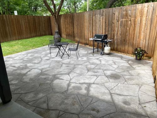 a patio with a table and chairs and a piano at 2bd 1bth place in Arlington Centrally located in DFW and conveniently located near Cowboy's Stadium in Arlington