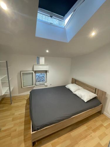 une chambre avec un lit et une télévision dans l'établissement Appartement dans le village à port la nouvelle, à Port-la-Nouvelle
