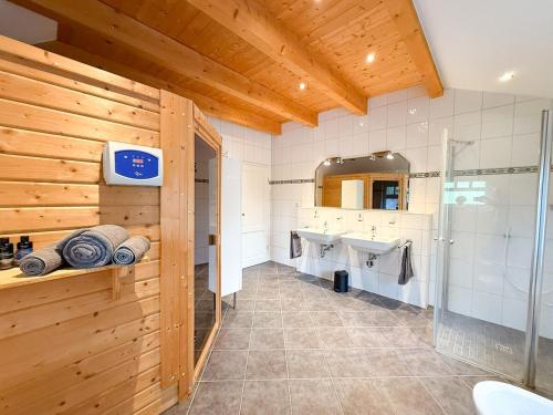 een badkamer met twee wastafels en een douche bij Villa Neufunnixsiel in Neufunnixsiel