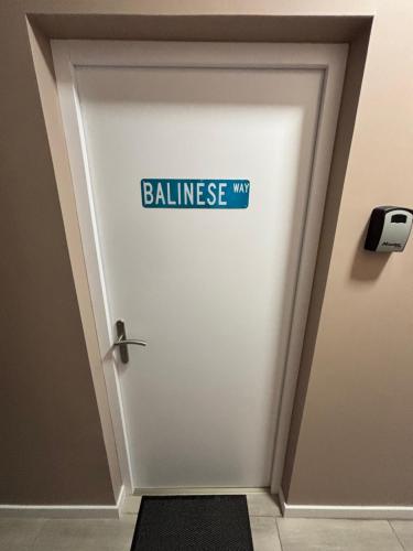 a door with a sign that reads balinese way at La parenthèse balinaise in Cholet