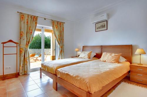 1 dormitorio con 1 cama grande y balcón en Casa Alha, en Carvoeiro