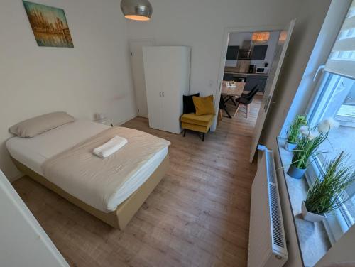 a bedroom with a bed and a living room at Gemütliche Ferienwohnung zum Wohlfühlen am Paderquellgebiet in Paderborn