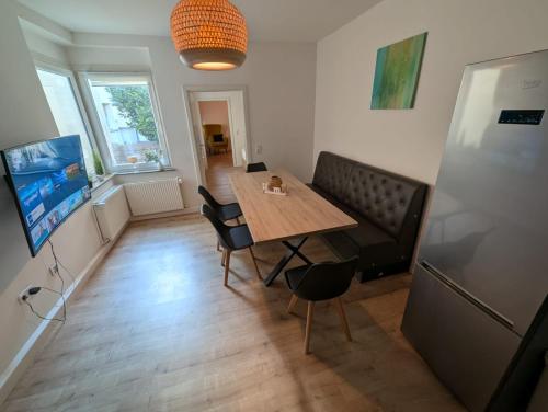 a dining room with a wooden table and chairs at Gemütliche Ferienwohnung zum Wohlfühlen am Paderquellgebiet in Paderborn