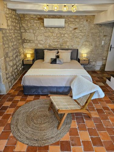 une chambre avec un grand lit et un tapis dans l'établissement Cottage de la Plante, à Thuré