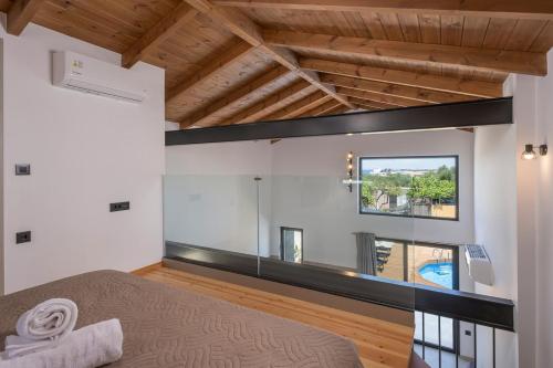 En eller flere senge i et værelse på NEA Dreamy Houses