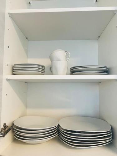 a bunch of plates are sitting on a shelf at 3 Zimmer 5 Betten zentral Leoben Top3 in Leitendorf