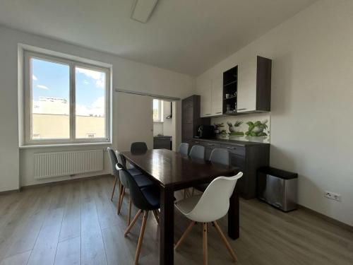 a living room with a dining room table and chairs at Villa Rebuli - room One - zentral in Top 3 in Leitendorf