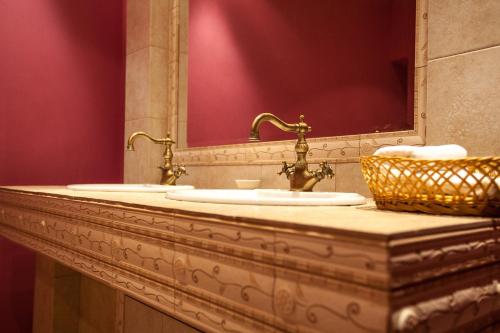 een badkamer met 2 wastafels en een spiegel bij Rest-Matsesta Hotel in Sotsji