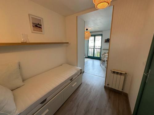 a small room with a bed and a hallway at Appartement rénové et lumineux - 130 in Dax