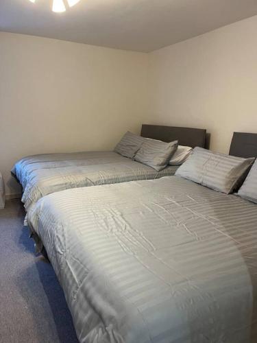 Ένα ή περισσότερα κρεβάτια σε δωμάτιο στο Lower Mill Apartment