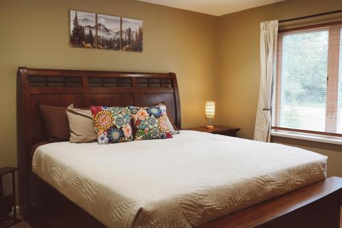 a bedroom with a bed and a window at Lakeshore Lodging Apartment F in Homer