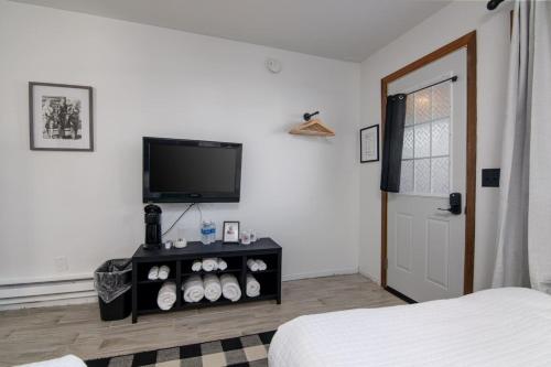 Μια τηλεόραση ή/και κέντρο ψυχαγωγίας στο LumberJill Lodge Room 4