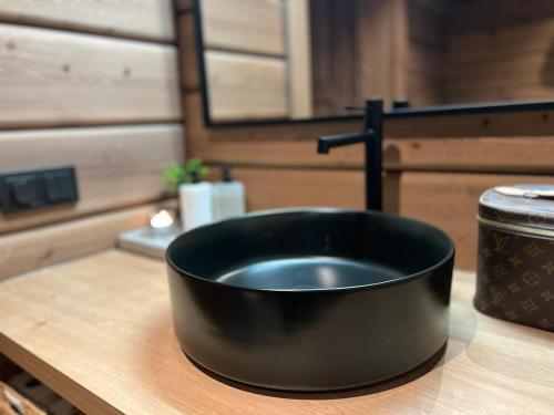 a black bowl sitting on top of a kitchen counter at "Rockyhill" Affordable beautiful luxury Lodge Idre sauna in Idre