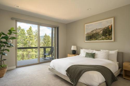 Ένα ή περισσότερα κρεβάτια σε δωμάτιο στο Summit Solace LUXE 360 Views Hot Tub Games