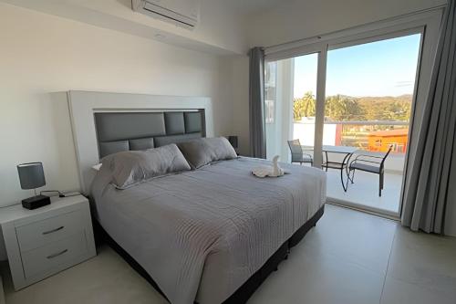 - une chambre avec un lit avec un chat dans l'établissement Costa Paraíso D-19 1 Recamara, à Bucerías