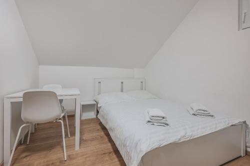 Ένα ή περισσότερα κρεβάτια σε δωμάτιο στο Flat Near Prague Castle Stylish & Prime Location 8