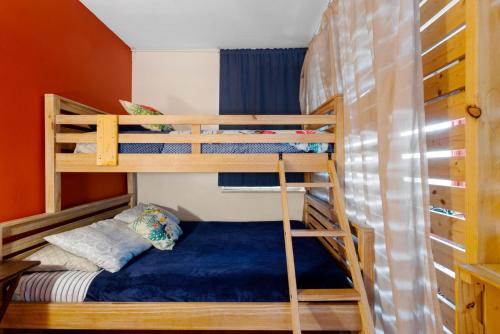 Ένα ή περισσότερα κρεβάτια σε δωμάτιο στο 1BR Condo w Parking Pet Friendly BBQ Area
