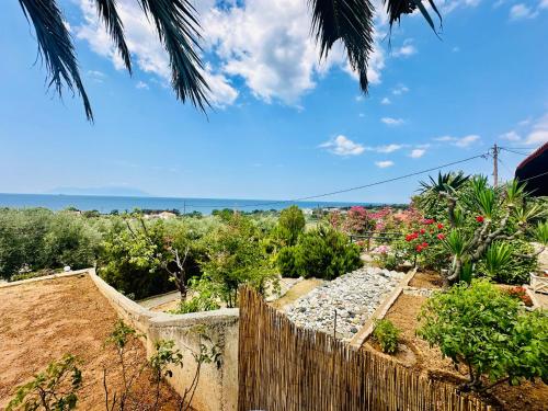 a garden with a wooden fence and some plants at Blue Panorama Diamond in Mákri