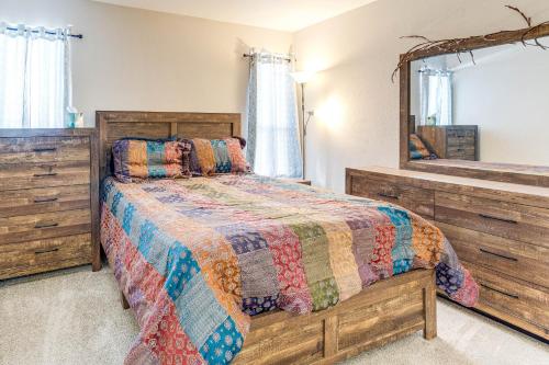 Ένα ή περισσότερα κρεβάτια σε δωμάτιο στο 8 Mi to Dtwn Denver Groovy Pet-Friendly Condo