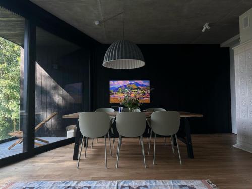 een eetkamer met een tafel en stoelen bij Strome Zbocze na Turystycznej in Szczyrk