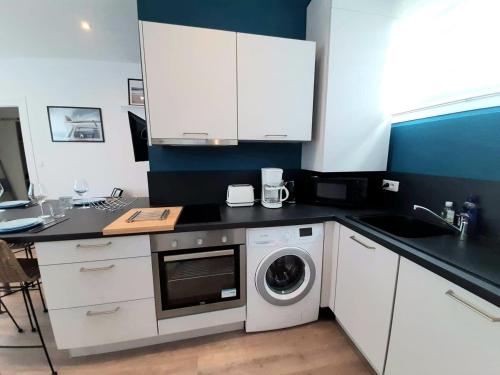 a kitchen with a washing machine and a sink at Downtown Apartment with Parking Amboise 2 in Vannes