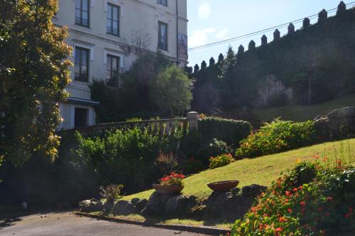 a garden in front of a building with flowers at Posada Casa de Valle in Colindres