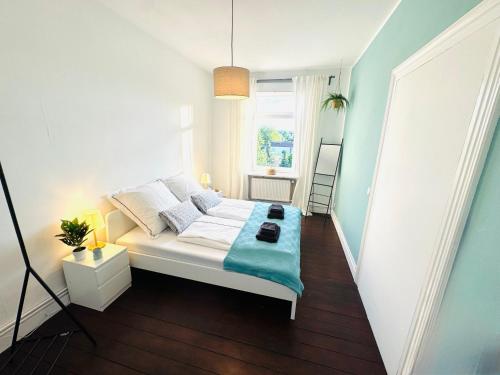 a bedroom with a bed and a window at K-Apartments No 1 Ferienwohnung Monteurwohnung 1-5 Personen in Braunschweig