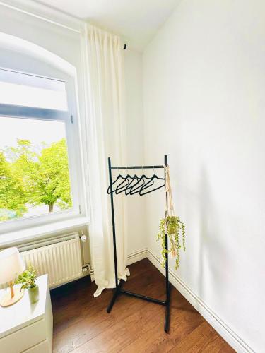 a room with a coat rack and a window at K-Apartments No 1 Ferienwohnung Monteurwohnung 1-5 Personen in Braunschweig