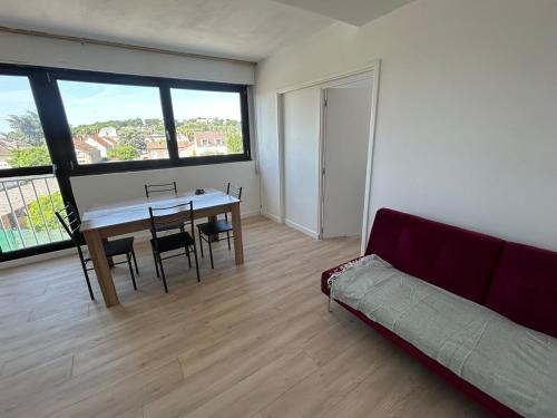 Apartment 8 min Orly, 2 min RER, bus direct Orly