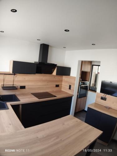 un bureau avec des bureaux et des chaises en bois dans l'établissement Maison à 5' du circuit du Mans, à Mulsanne