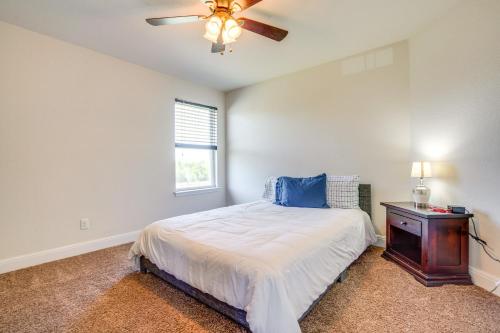 サンアントニオにあるSan Antonio Home with Fenced Yard and Patio!のベッドと天井扇風機のある寝室