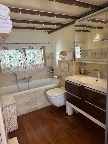 une salle de bain avec une baignoire, des toilettes et un lavabo dans l'établissement Maison Port-Grimaud, à Grimaud