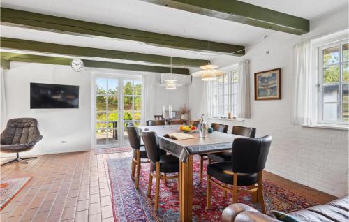 Μια τηλεόραση ή/και κέντρο ψυχαγωγίας στο Lake Front Home In Rømø With Wifi