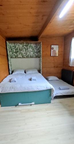 une chambre avec un grand lit dans un grenier dans l'établissement Studio éco-construit - climatisation & parking, à Nanteuil-lès-Meaux