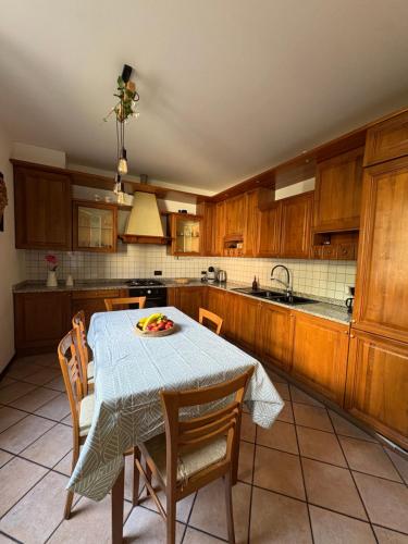 a kitchen with a table with a plate of fruit on it at Casa Chiara in Mandello del Lario