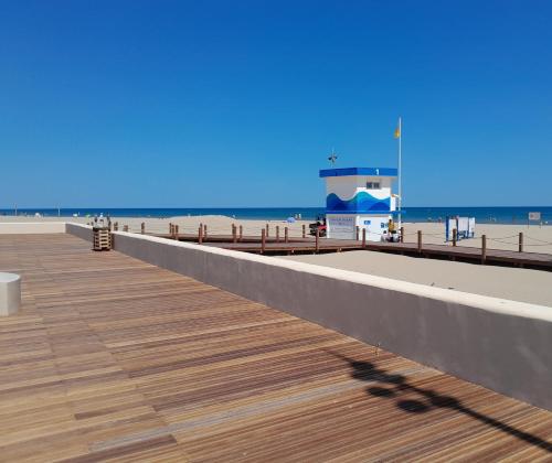 Bel appartement climatisé avec balcon 200m de la Plage