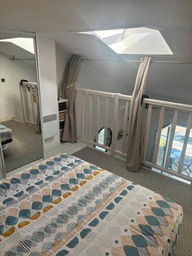 une chambre avec un lit et un grand miroir dans l'établissement Appartement T1 bis proche plage, à Bretignolles-sur-Mer
