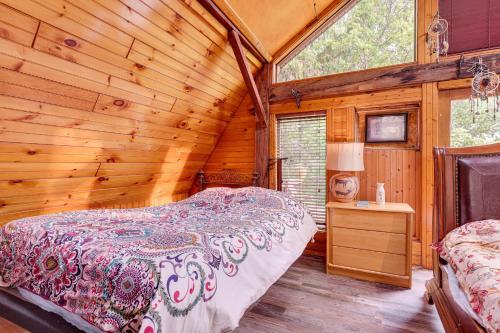 Ένα ή περισσότερα κρεβάτια σε δωμάτιο στο Creativity Nook Rustic Studio 2 Mi to Owasco Lake
