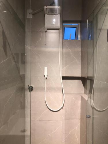 a shower in a bathroom with a glass door at Quarto equipado Centro Balneário Camboriú in Balneário Camboriú