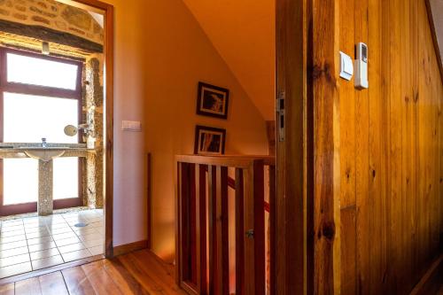 a hallway with an open door to a room at Raízes da Vinha - Quartos & Chalé na Serra da Estrela in Carragozela