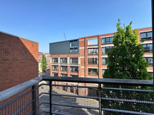 Balcony Free Parking Huge TV City Centre Apt photo 7