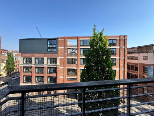 Balcony Free Parking Huge TV City Centre Apt photo 10